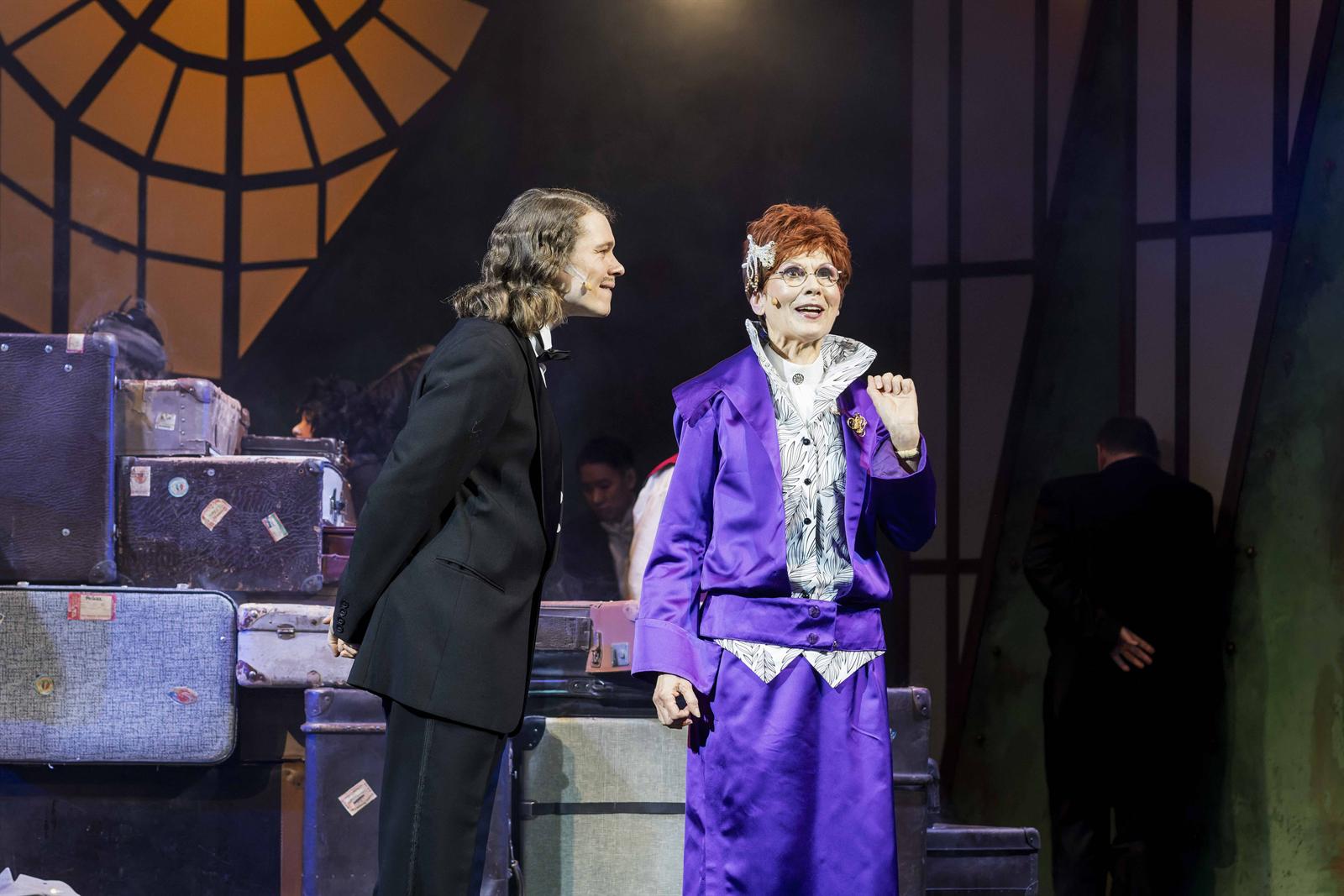 Mein Freund Bunbury – Szene aus der Generalprobe, Erzgebirgisches Theater Annaberg-Buchholz. Foto: Dirk Rückschloß